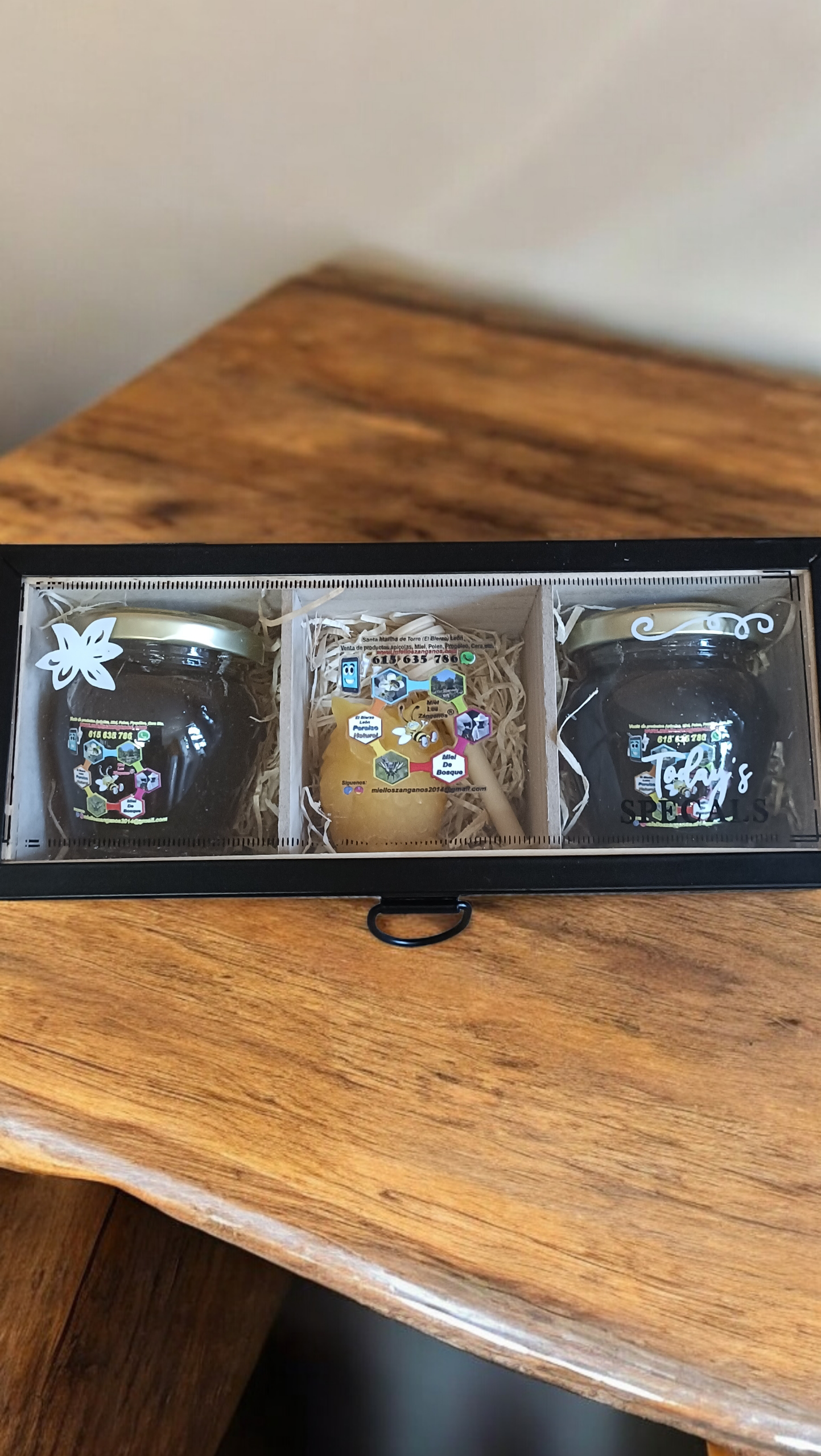 Caja con tapa de Cristal 🎁2 Mieles diferentes , botes de Miel de 130 g ,y Palo de Madera Para Miel🎁 y  una vela de cera pura de abeja  Osito o Búho 🦉